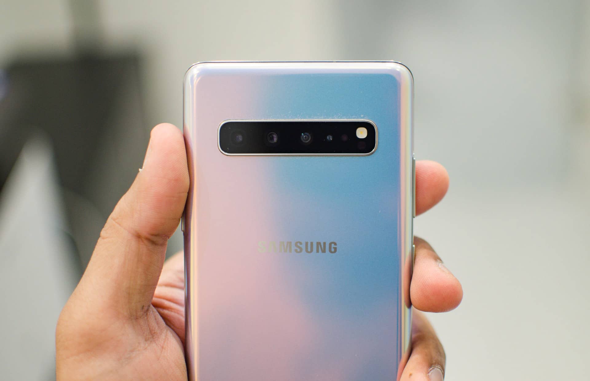 Первый 5G-смартфон Samsung больше не будет получать обновления