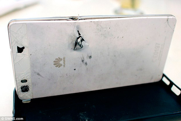 Huawei P8 Lite спас владельца от пули