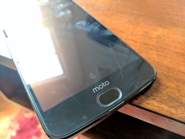 Экран Moto Z2 Force царапается даже ногтем