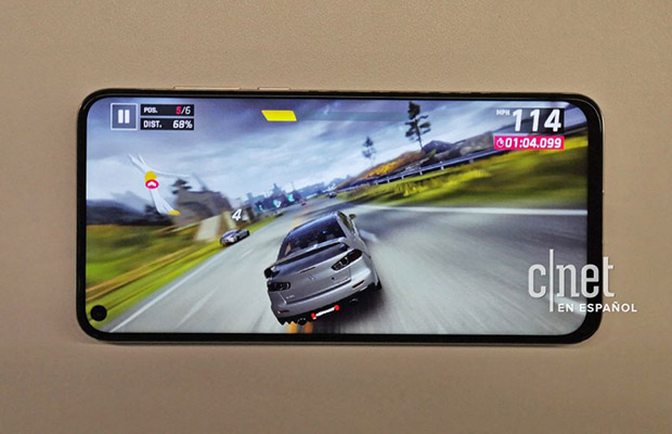 Показан первый смартфон Huawei с «дырявым» дисплеем