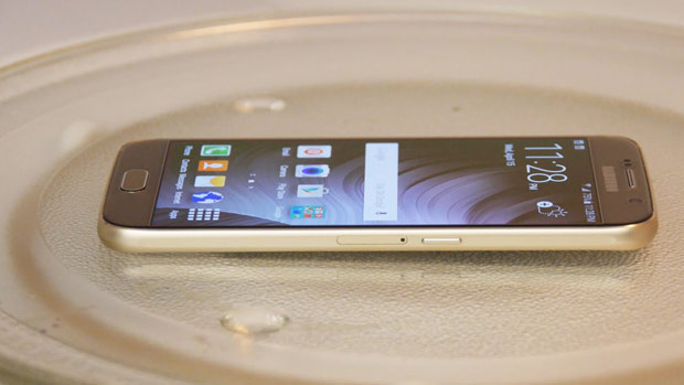 Что будет с Samsung Galaxy S6 после пребывания в микроволновке