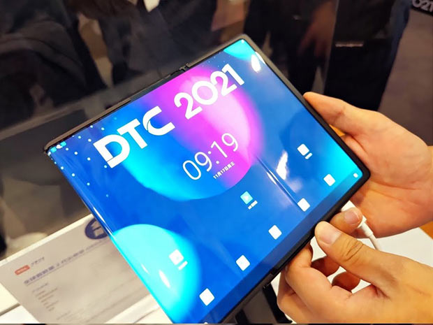 TCL показала прототип складного смартфона с растягивающимся экраном