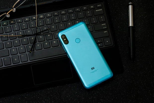 Xiaomi показала смартфон Redmi 6 Pro в насыщенном синем цвете