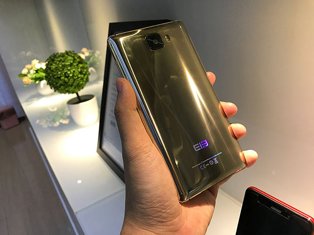 Глянцевый Elephone S8 Gold Edition запечатлели на видео