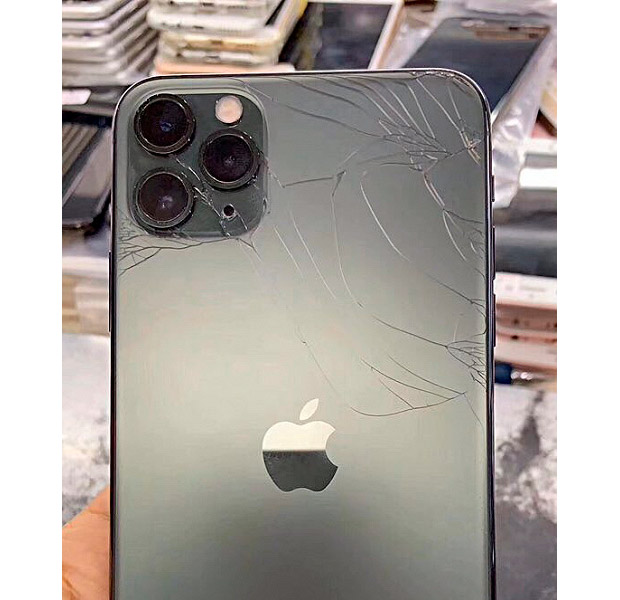 Опубликовано одно из первых фото разбитого iPhone 11 Pro