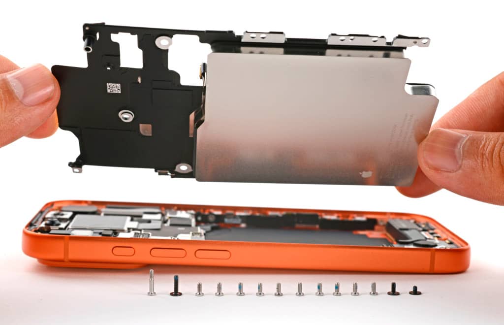 iFixit провела профессиональную разборку iPhone 17 Pro и оценила ремонтопригодность