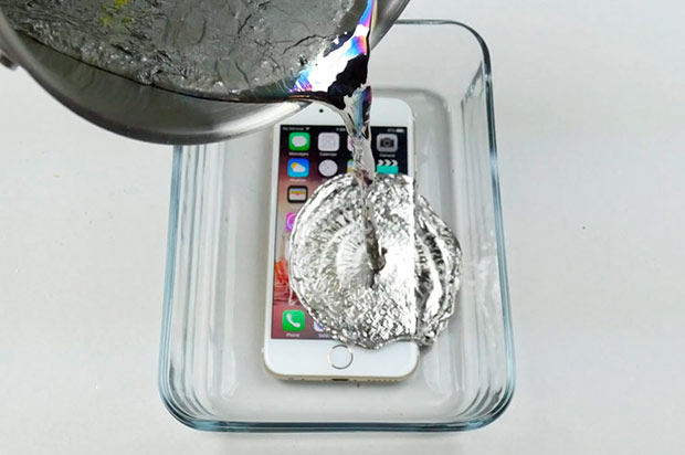 Что будет с iPhone 6s, если на него вылить расплавленный металл