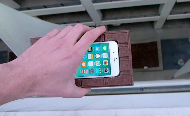 Плитка шоколада спасла iPhone 6s от падения со 100 футов
