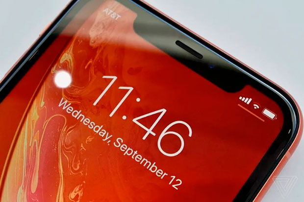 iPhone XR поступит в продажу в октябре из-за проблем с экранами и ПО