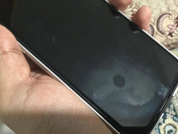 У iPhone X появляются пузыри воздуха на гранях дисплея