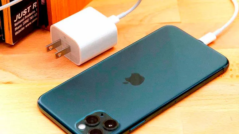 Покупатель iPhone 12 отсудила у Apple бесплатное зарядное устройство