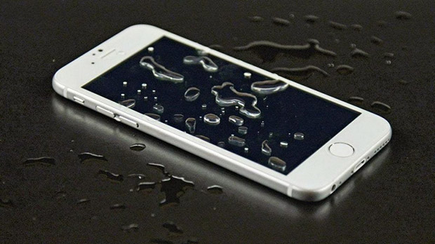 Заряжающийся iPhone убил 24-летнюю хозяйку в ванной