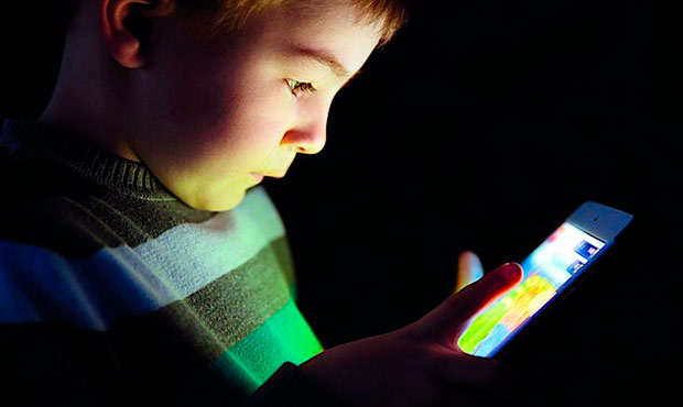 Смартфоны могут стать причиной косоглазия у детей