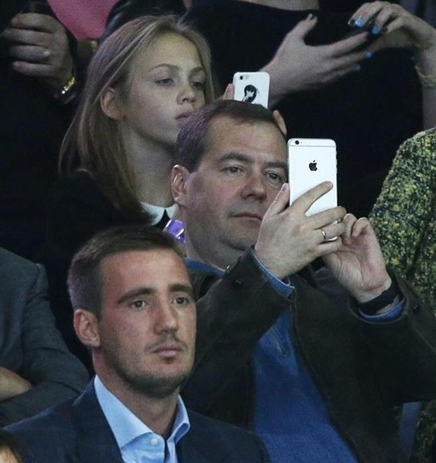 Одним из самых знаменитых владельцев iPhone 6 Plus стал премьер РФ Дмитрий Медведев