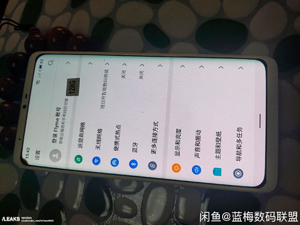 В Сеть попали живые фото смартфона Meizu без физических кнопок и отверстий