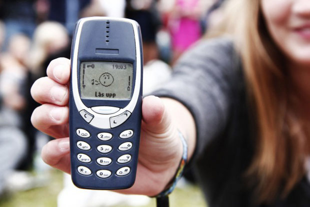 Почему простые мобильные телефоны снова в моде