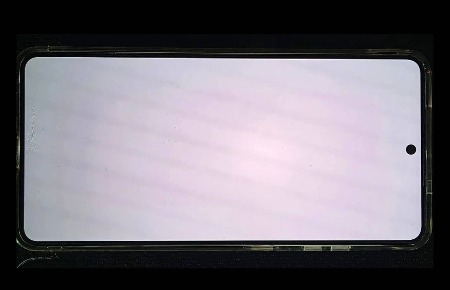 Владельцы Samsung Galaxy S26 Ultra пожаловались на красное пятно в центре экрана