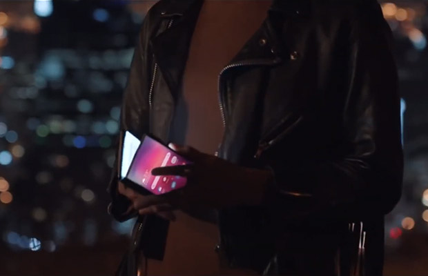 В Сеть слит официальные ролик Samsung, в котором показан складной смартфон
