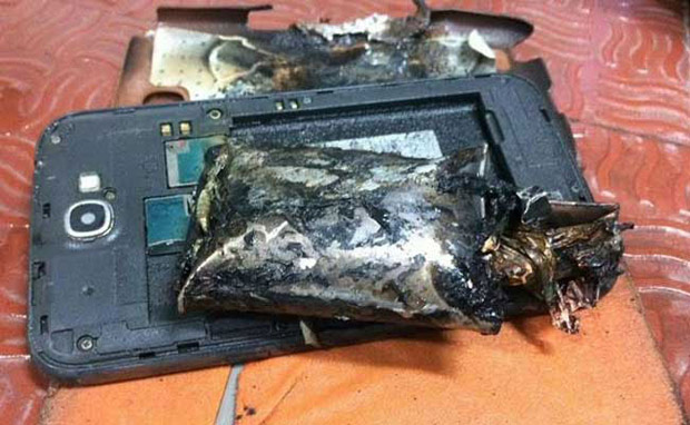 Samsung Galaxy Note 2 загорелся в самолете во время полета