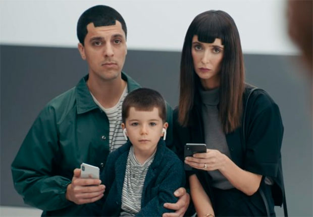 Samsung высмеяла «челку» iPhone X и другие его недостатки