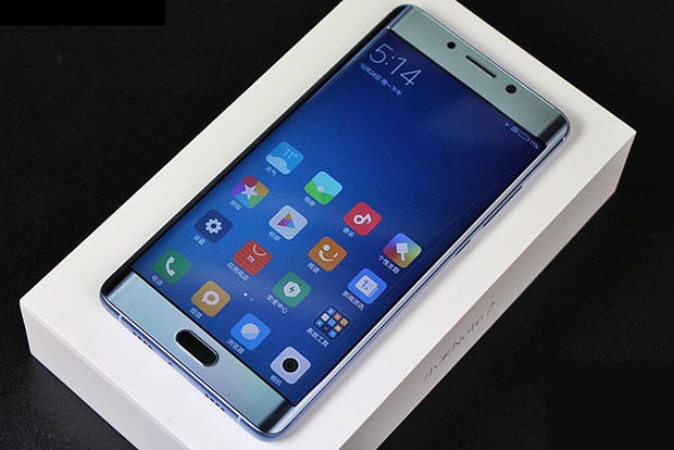 Ледяной Xiaomi Mi Note 2 бросили с 20 метров на асфальт