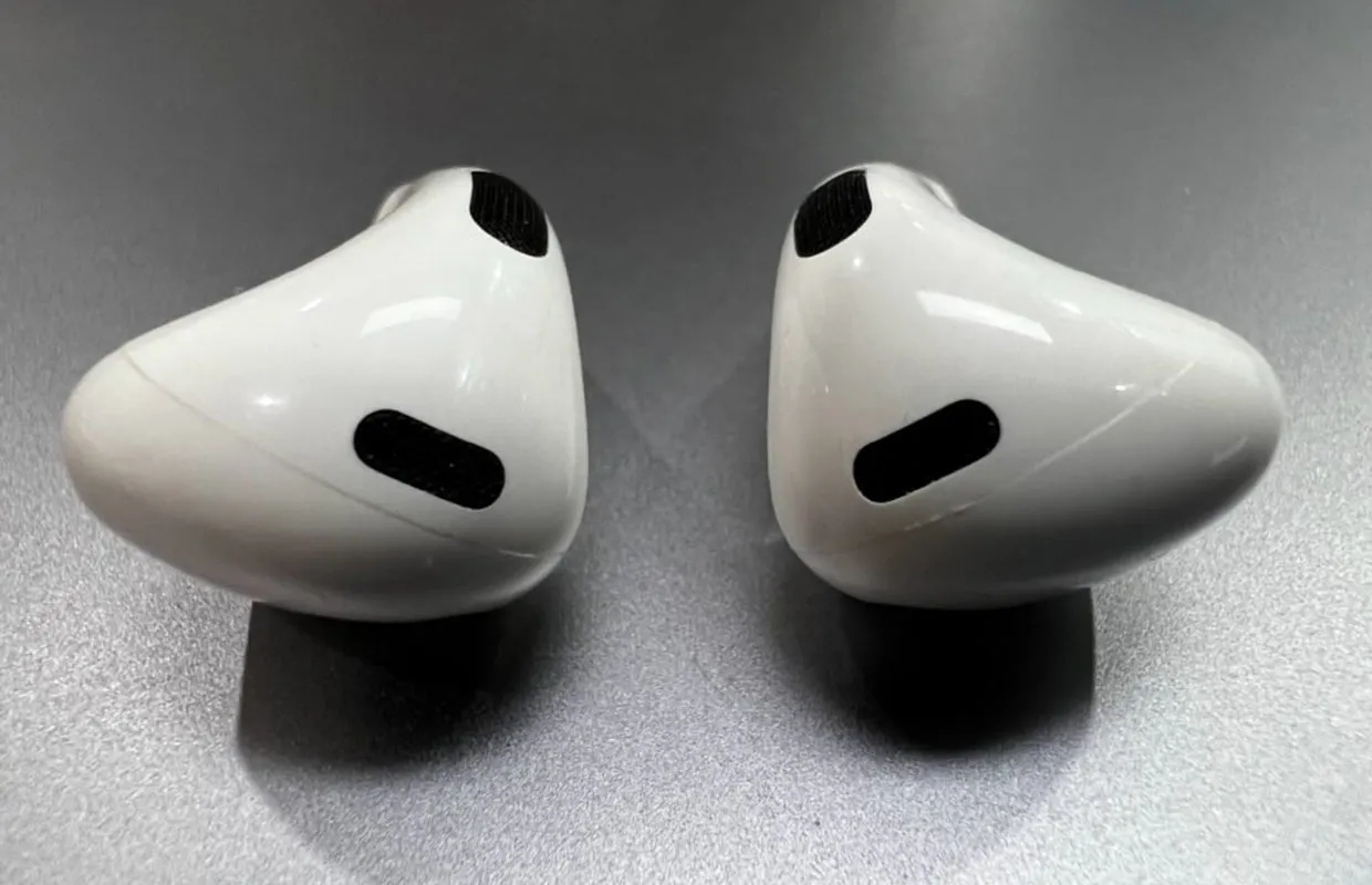 Первые владельцы наушников Apple AirPods 3 жалуются на ужасное качество сборки