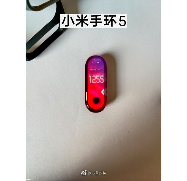 Показаны фото включенного смарт-браслета Xiaomi Mi Band 5