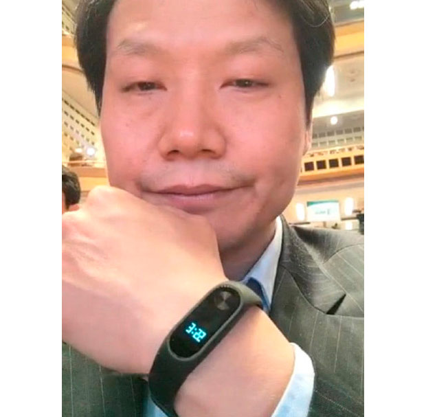 Глава Xiaomi показал непредставленный браслет Mi Band 2