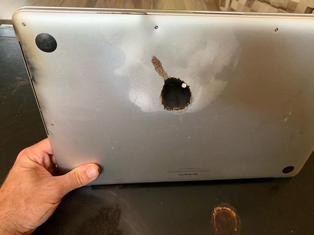 Ноутбук MacBook Pro снова загорелся без причины