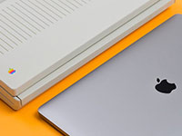 Сравнение первого и последнего ноутбуков Apple