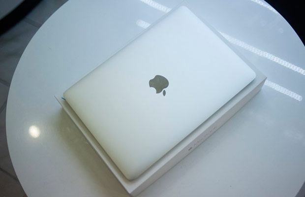 Первая распаковка 12-дюймового MacBook с дисплеем Retina