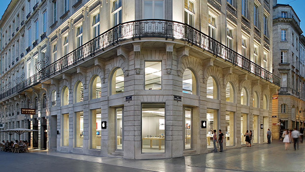 Магазин Apple Store был ограблен демонстрантами во время беспорядков во Франции