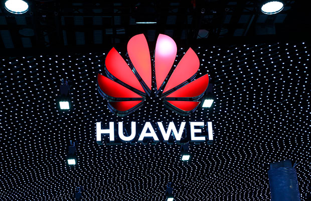 Задержана группа, продавшая 7000 поддельных смартфонов Huawei