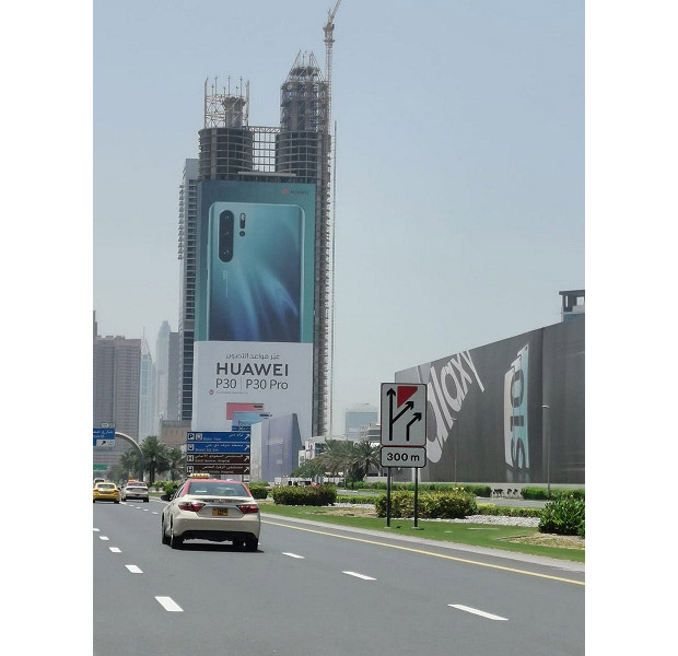 Соперничая с Samsung, Huawei разместила 40-этажный рекламный баннер