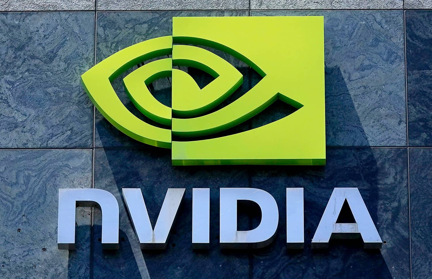 Nvidia стала первой публичной компанией в истории с капитализацией $5 трлн