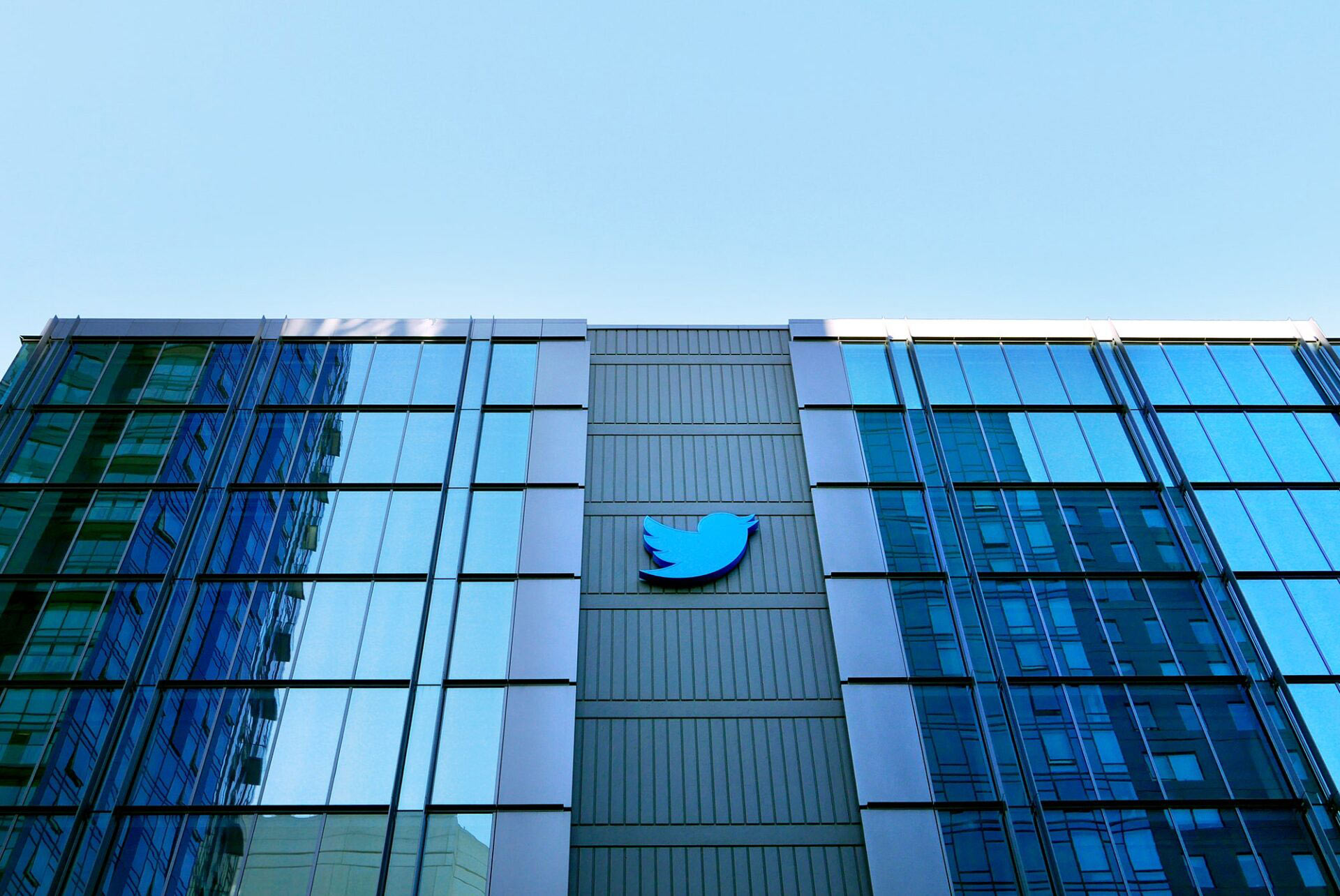 Twitter подал в суд на Илона Маска из-за отказа от сделки по приобретению