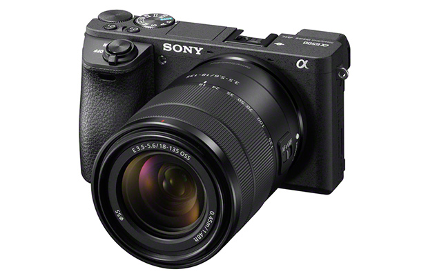 Камера Sony α6500 с зум-объективом E 18-135mm поступила в продажу в Украине