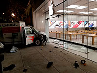 Грабитель пытался тараном взять магазин Apple Store