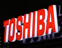 Toshiba увольняет почти 8000 сотрудников