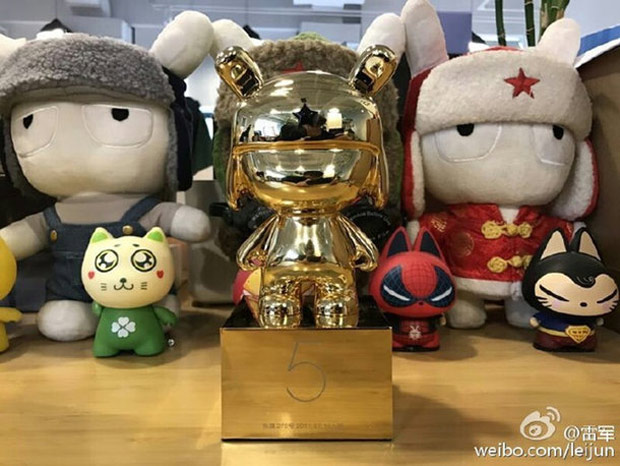 Xiaomi наградит верных сотрудников золотыми кроликами