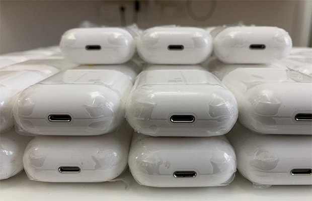 Появились фото наушников Apple AirPods 2 и зарядных футляров к ним
