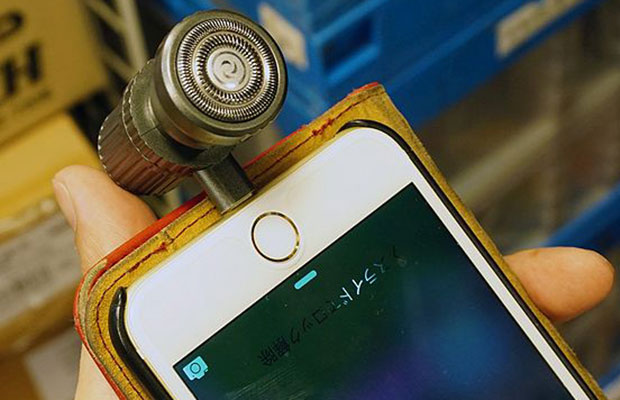 Создана насадка для iPhone, превращающая его в электробритву