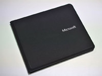Microsoft представила складывающуюся вдвое Bluetooth-клавиатуру