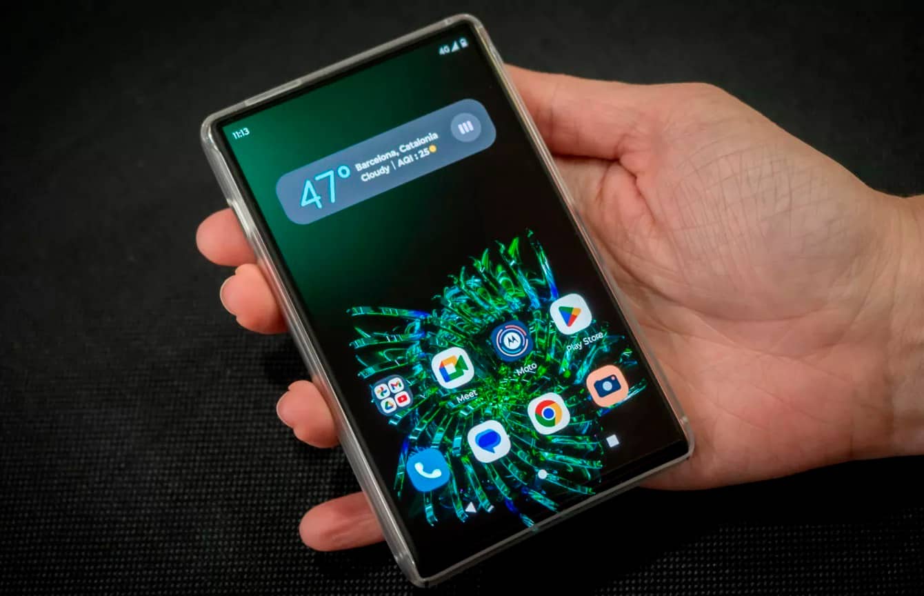 Motorola показала концепт-смартфон Moto RIZR з екраном, що згортається