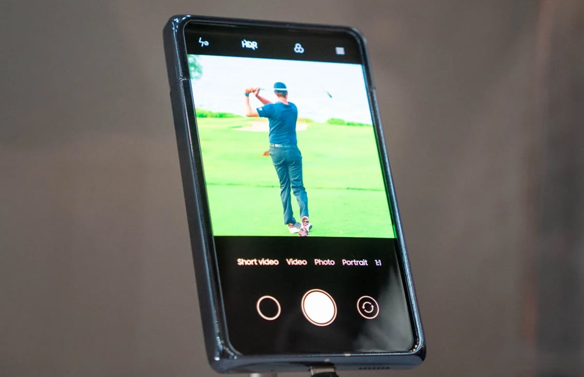 Samsung показала незвичайний концепт смартфона з дисплеєм, що розтягується