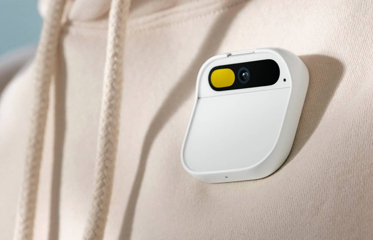 Стартап Humane представив AI Pin — заміну смартфона зі штучним інтелектом та лазерним проєктором