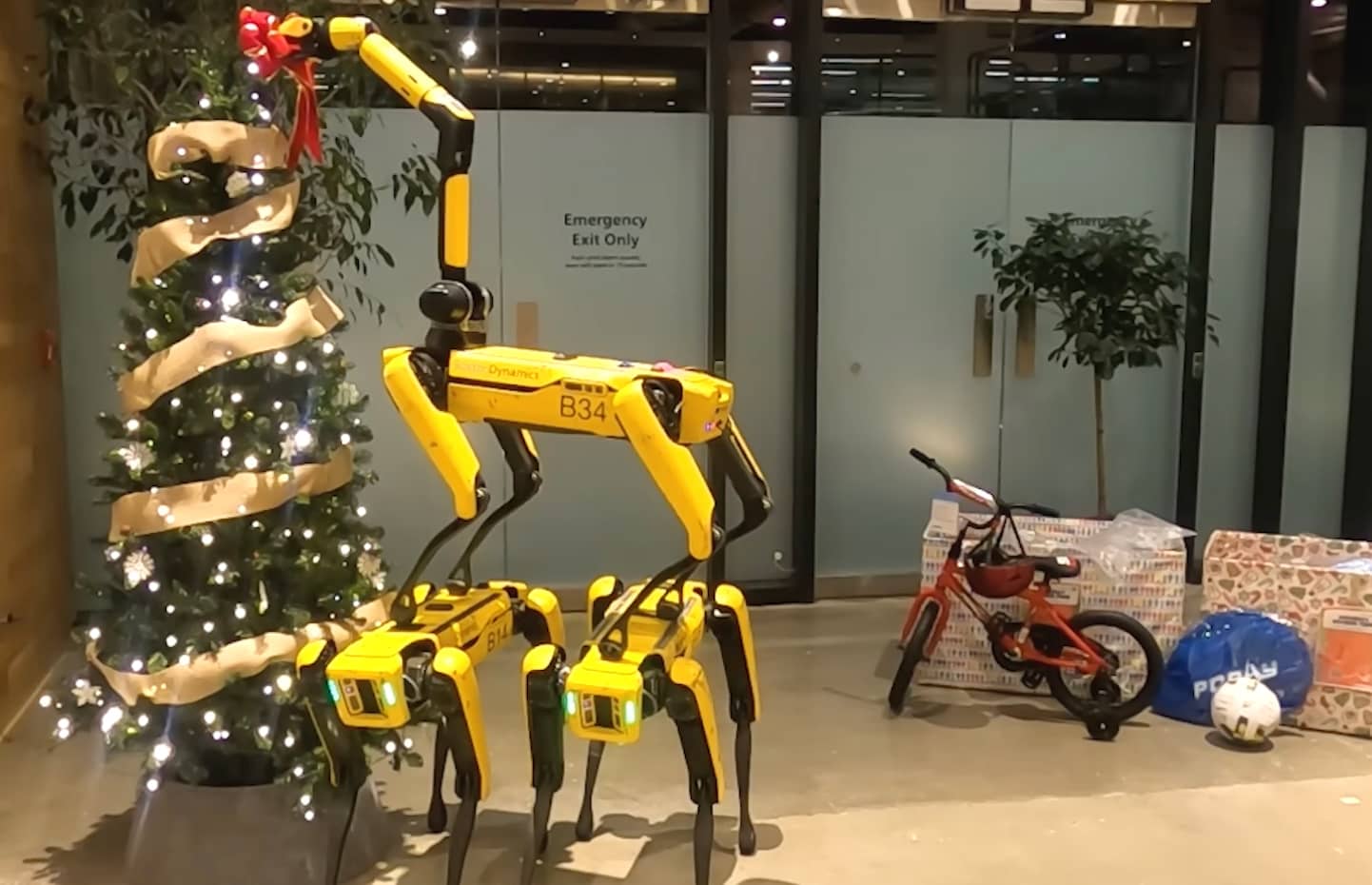 Робопси Boston Dynamics прикрасили новорічну ялинку