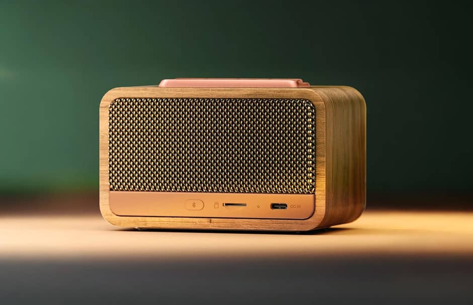 Представлено ​​Bluetooth-колонку Edifier M130 у ретро-стилі
