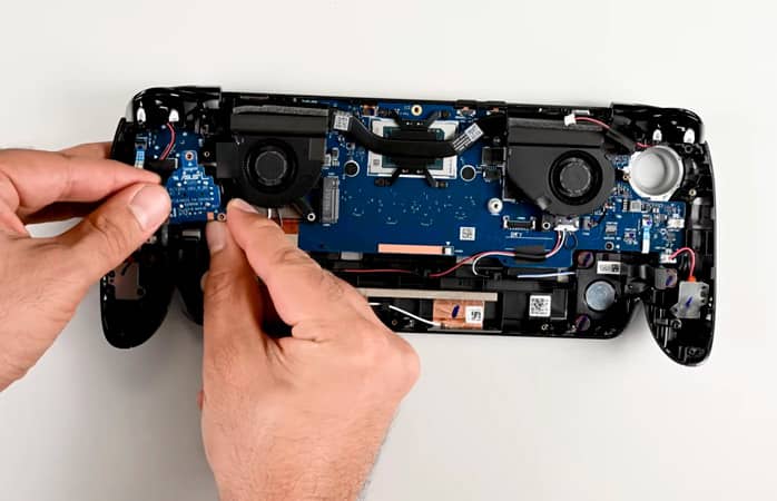 У iFixit оцінили ремонтопридатність консолі ROG Xbox Ally X