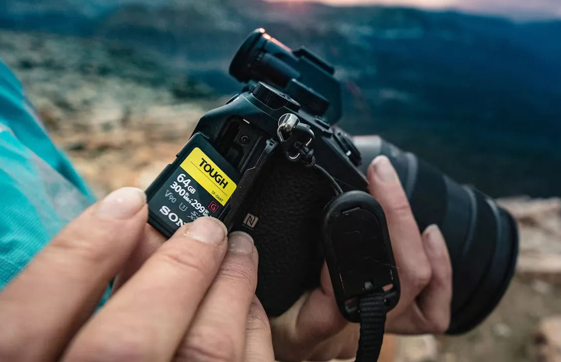 Sony тимчасово призупинила випуск карт пам’яті CFexpress і SD
